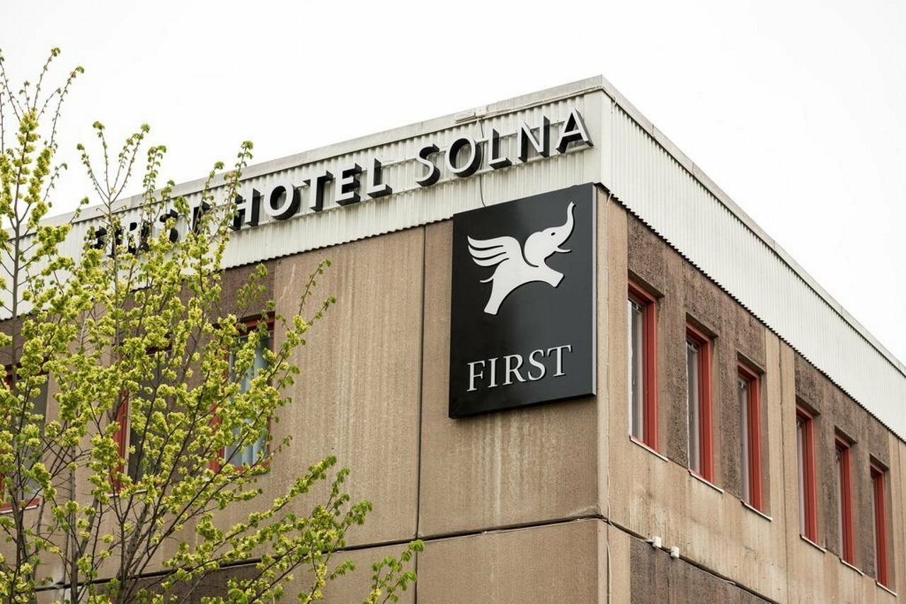 First Hotel Солна Экстерьер фото